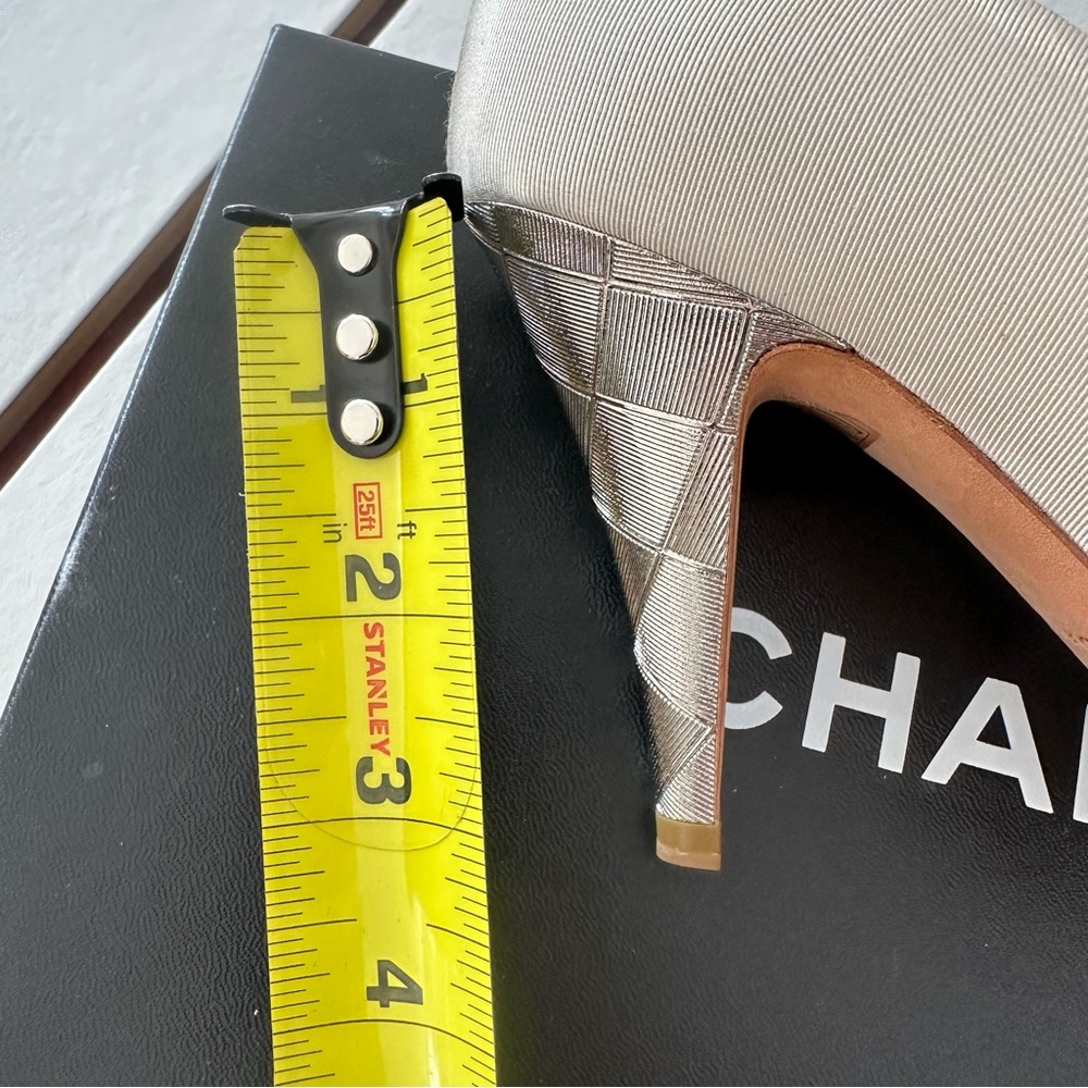CHANEL Cream Heels with Camellia Floral Accent - Picture 14 of 16
